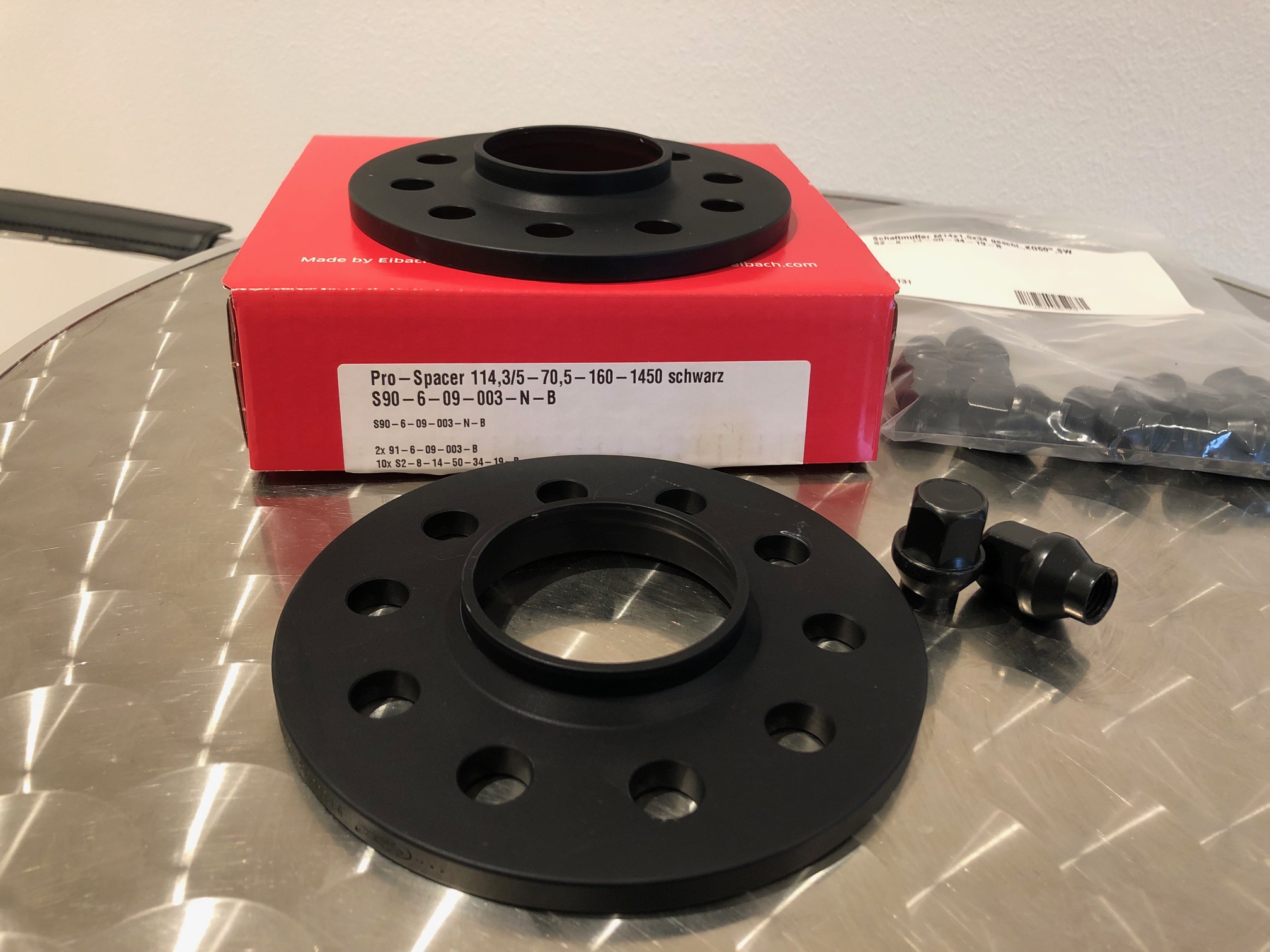 Eibach 18mm Distanzscheiben schwarz, inkl. schwarzer Schaftmuttern / Set pro Achse
